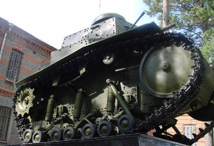 Танк Т-18 на постаменте
