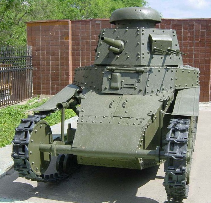 Танк Т-18 вид спереди