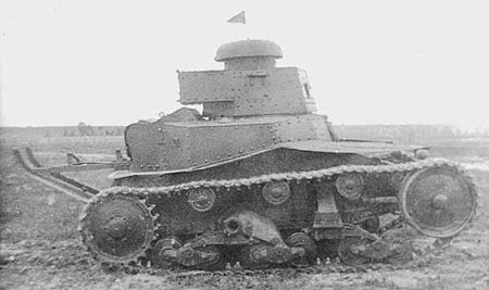 Танк Т-18 на поле битвы