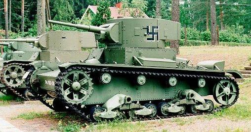 Танк Т-26 в лесу