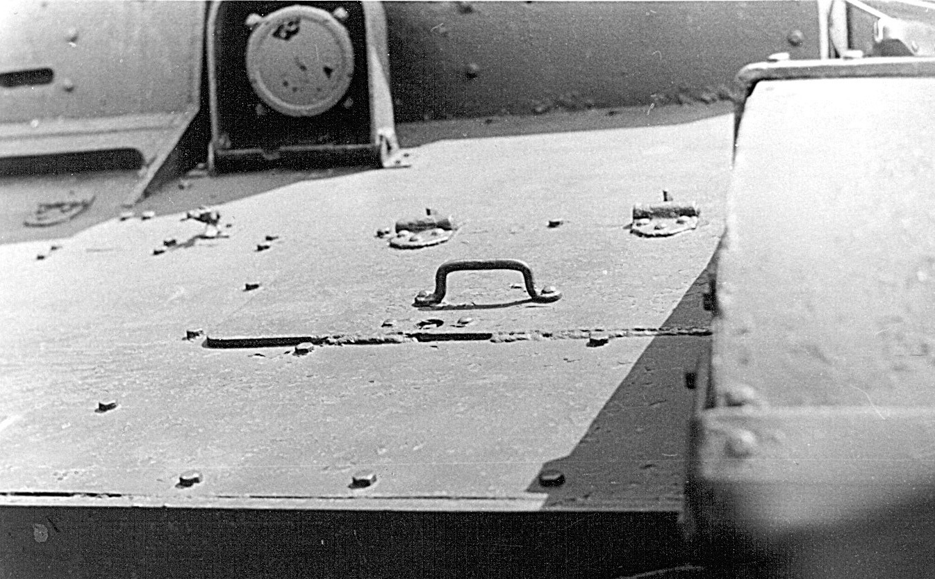 Танк Т-26, люк механика-водителя