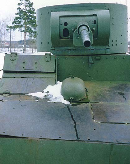 Танк Т-26, расколотая броня