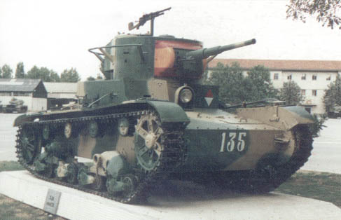 Танк Т-26, вид спереди справа