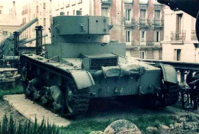 Танк Т-26 на постаменте