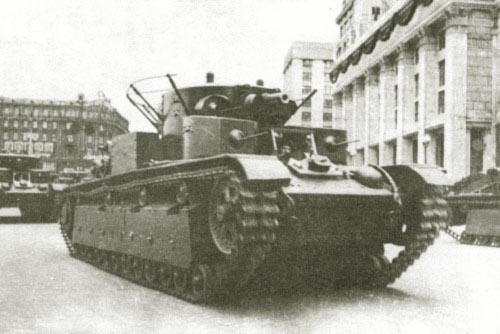 Танк Т-28 на параде