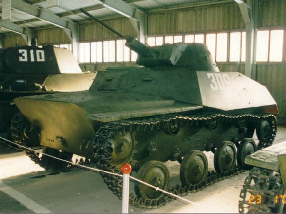 Танк Т-30, вид спереди слева