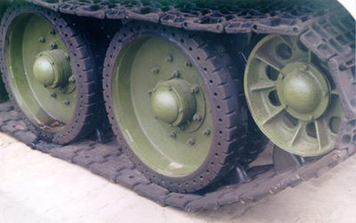 Танк Т-34/76, катки, вид справа