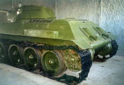 Танк Т-34/76 со сползшими гусеницами
