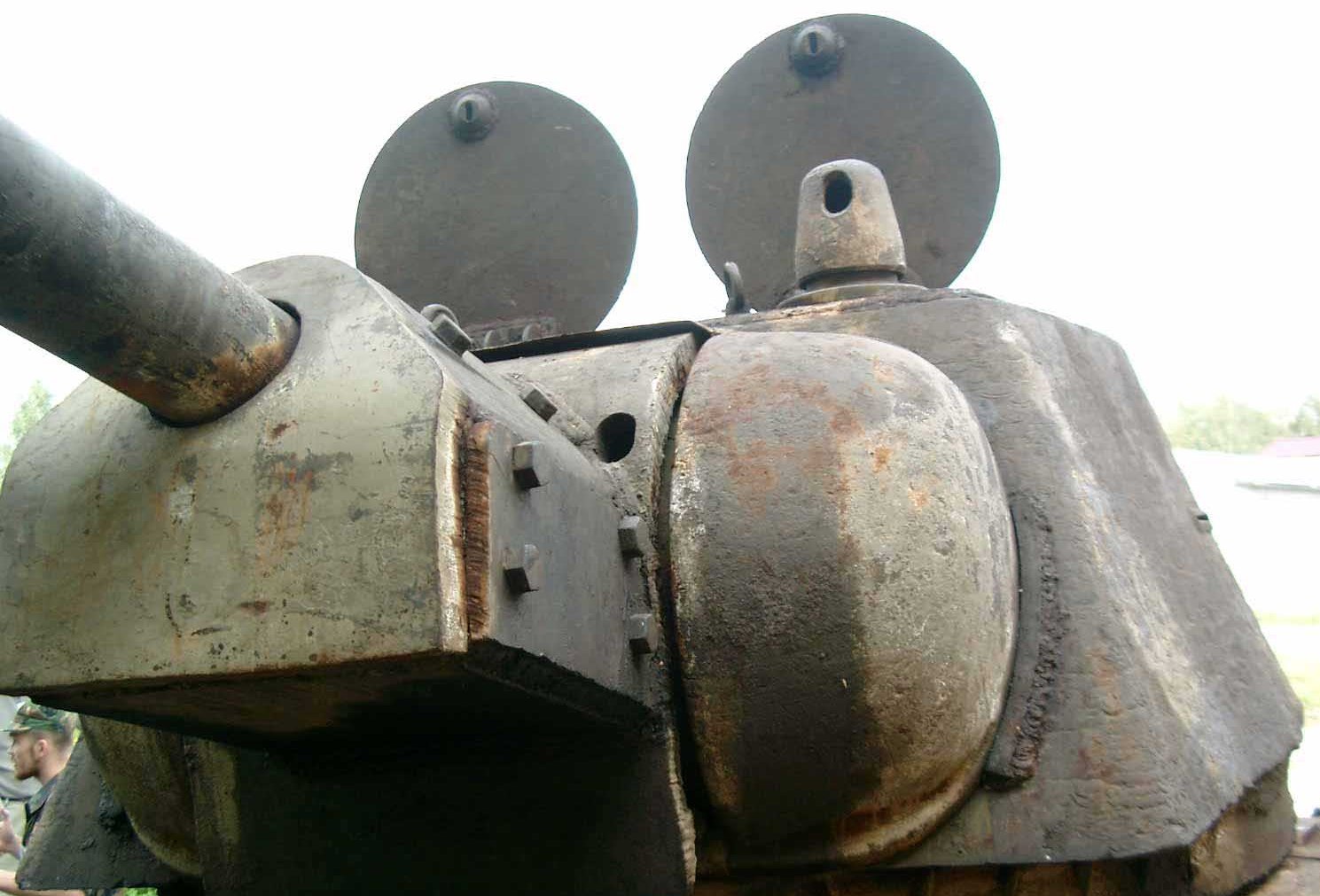 Танк Т-34/76, открытые люки башни