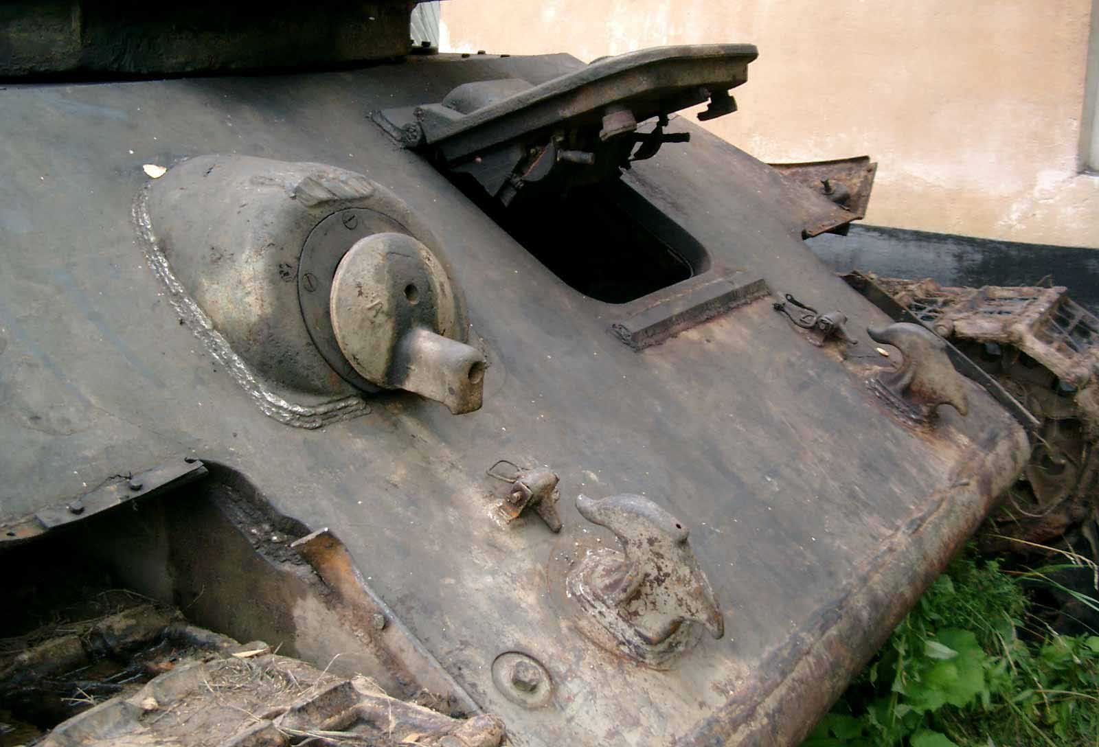 Танк Т-34/76, открытый люк механика-водителя
