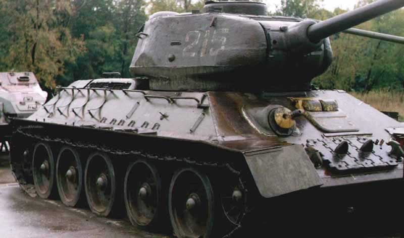 Танк Т-34/85, вид спереди