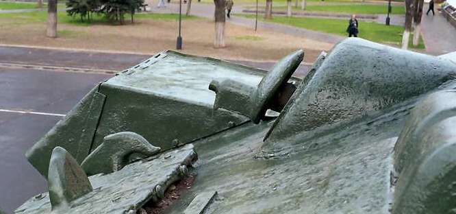 Танк Т-34/85, гнездо пулемёта слева