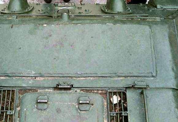 Танк Т-34/85, люк двигателя
