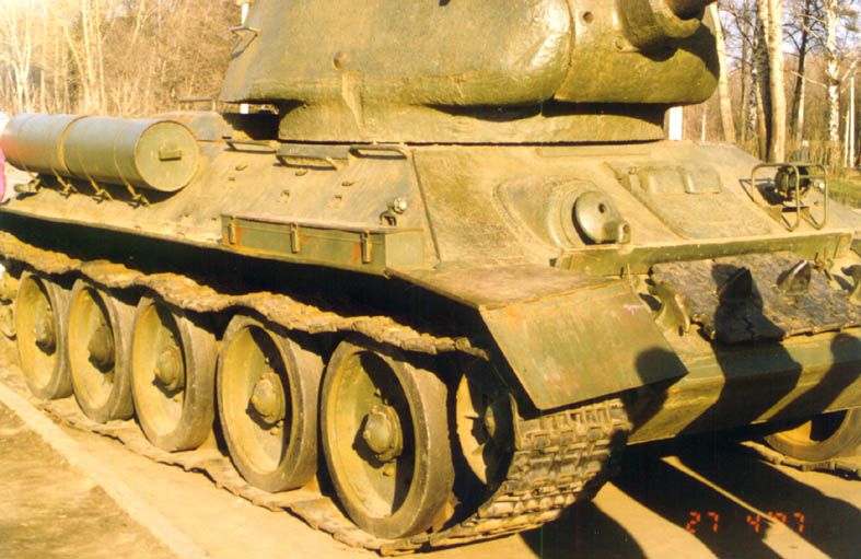 Танк Т-34/85 справа