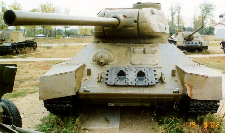 Танк Т-34/85 спереди