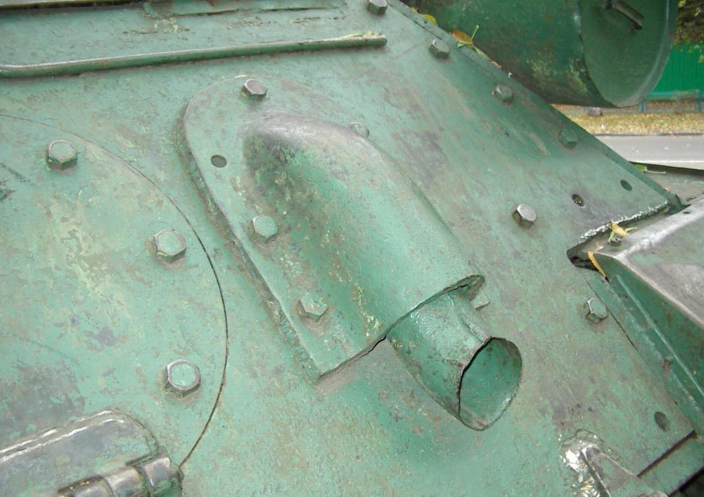Танк Т-34/85, выхлопная труба