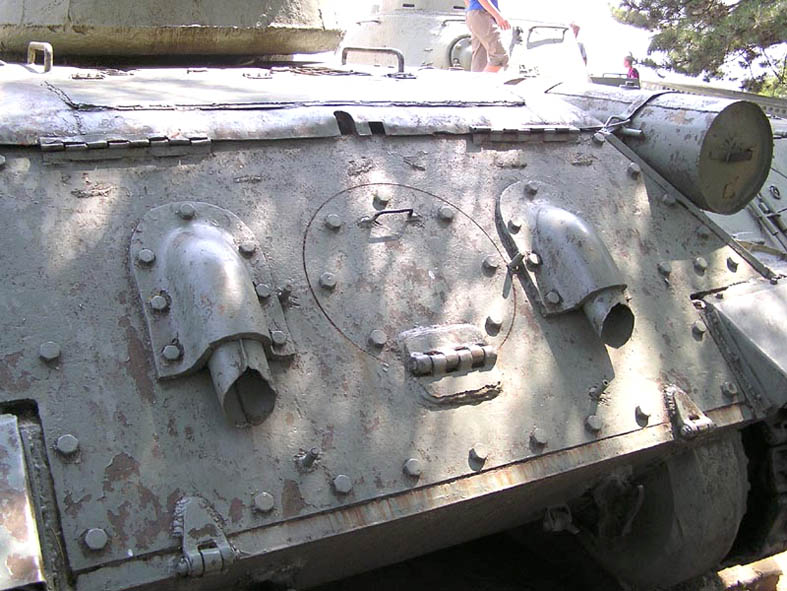 Танк Т-34/85, защита выхлопной системы