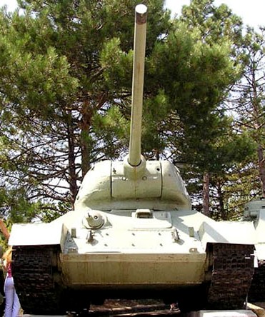 Танк Т-34/85, вид спереди снизу