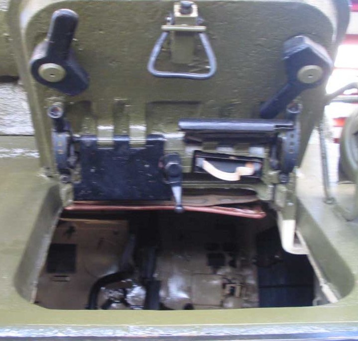 Танк Т-34/85, люк механика водителя