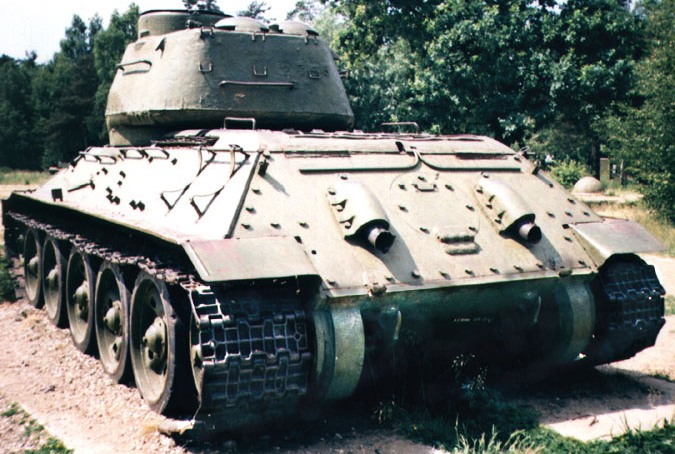 Танк Т-34/85, вид сзади