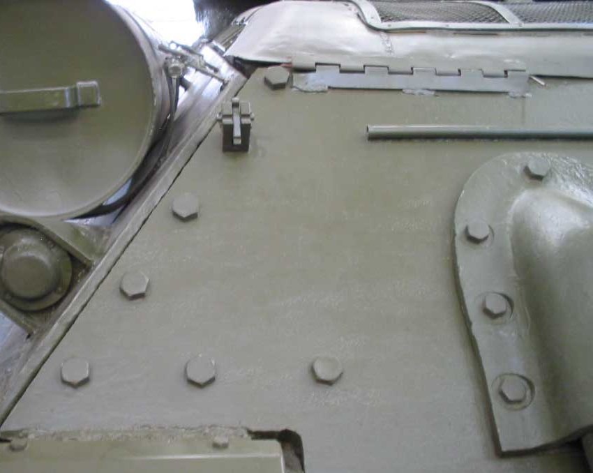 Танк Т-34/85, болты крепления задней защиты
