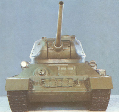 Танк Т-34/85, вид спереди