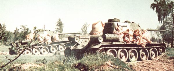 Танк Т-34/85 на манёврах