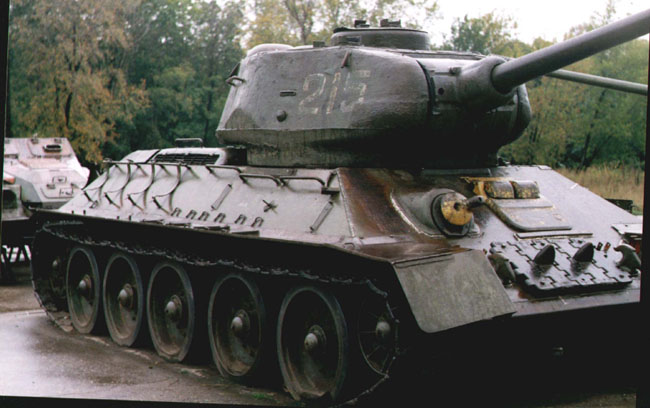 Танк Т-34/85, вид спереди справа