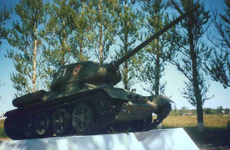 Танк Т-34/85 на постаменте