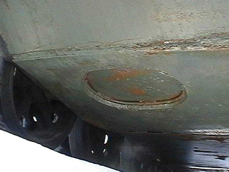 Танк Т-34/85, люк в днище