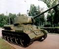 танк Т-34/85, вид справа спереди