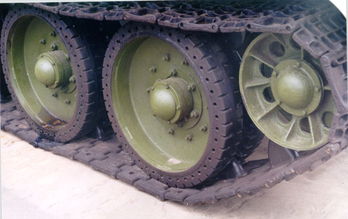 Танк Т-34 передние колёса
