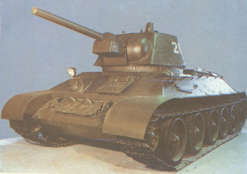 Танк Т-34 вид спереди слева