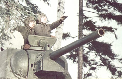 Танк Т-34 на марше
