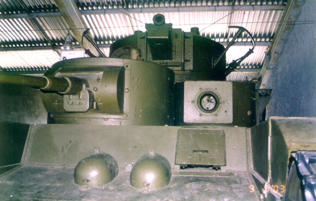 Танк Т-35, люк механика-водителя