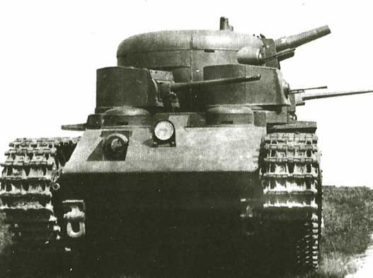 Танк Т-35 с развёрнутыми башнями