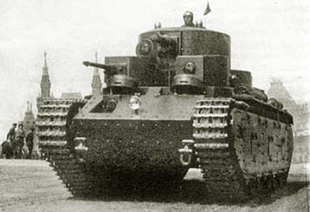 Танк Т-35 на площади
