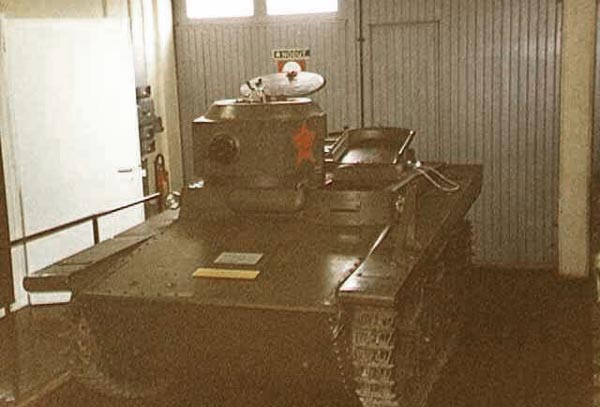 Танк Т-37, вид спереди слева