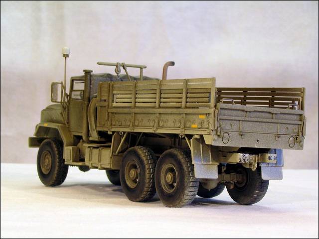 Грузовик М-923А1 слева