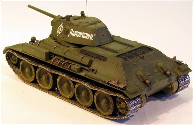 Танк t-34/76 слева